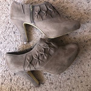 Kenneth Cole Unlisted size 10M high heel bootie